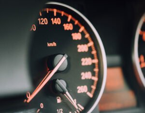 Doorrijden-met-weinig-benzine-is-schadleijk-voor-je-auto-koppejan