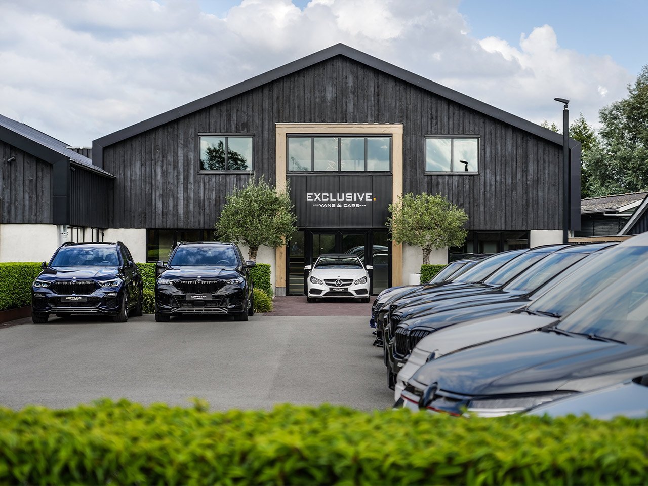 Voorraad buitenkant van ons bedrijf | Koppejan. Automotive