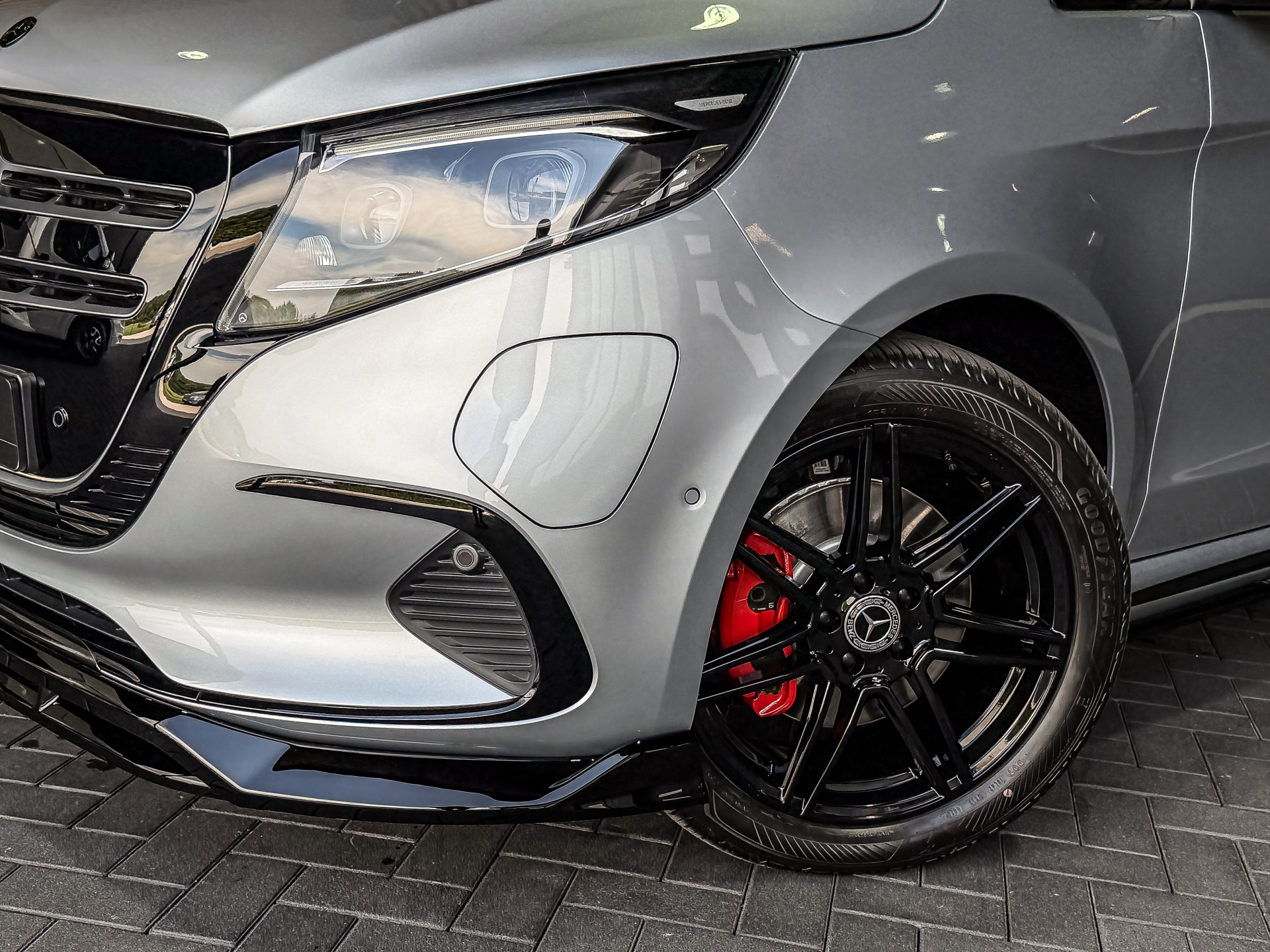 Mercedes-Benz EQV 300 AMG L2 90kWh 8-Persoons | Mercedes-Benz occasion