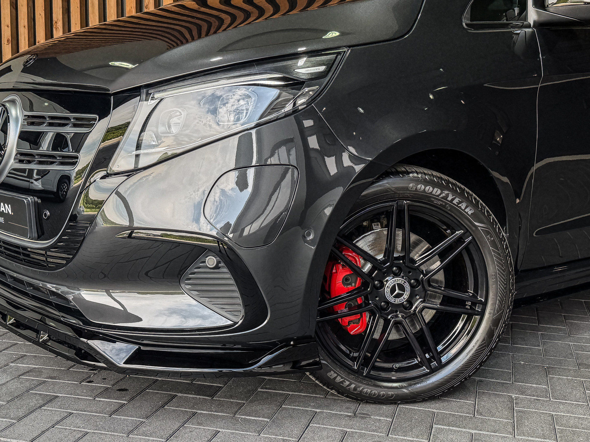 Mercedes-Benz EQV 300 AMG L2 90kWh 8-Persoons | Mercedes-Benz occasion