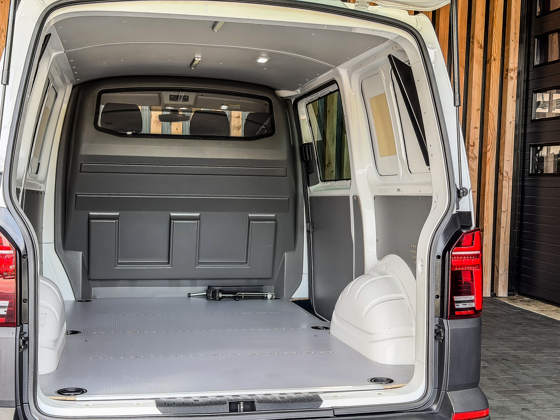 Volkswagen Transporter 2.0 TDI 150PK DSG Bestelwagen L1H1 | Volkswagen occasion